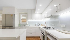 Fridge, microwave, oven, stovetop - Metawise Luxury 3BR Terrace in The Heart of Sydney (Millers Point)