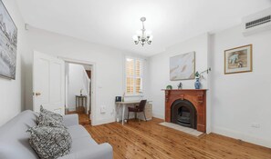 TV, offices - Metawise Luxury 3BR Terrace in The Heart of Sydney (Millers Point)