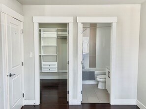 Hair dryer, towels, soap, toilet paper - Spacious 4-bedroom home in pleasant Richmond neighborhood (Richmond)
