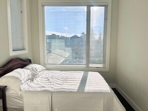 WiFi, bed sheets - Spacious 4-bedroom home in pleasant Richmond neighborhood (Richmond)