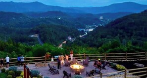Terrace/patio - 2-bedroom Mountain resort in delightful Gatlinburg with AC (Gatlinburg)
