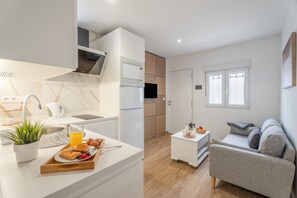 Fridge, microwave, stovetop, coffee/tea maker - Vacation Apartment 'Nomad Urban Nest' with Wi-Fi (La Laguna)