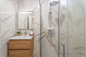 Shower, hair dryer, towels - Vacation Apartment 'Nomad Urban Nest' with Wi-Fi (La Laguna)
