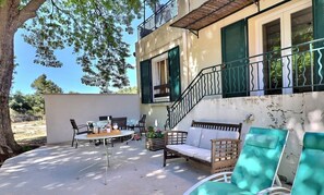 Outdoor dining - Vrbo Property (Simiane-Collongue)