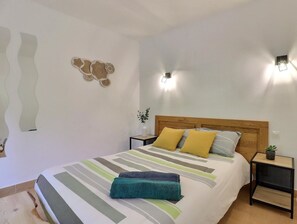 Room - Vrbo Property (Simiane-Collongue)