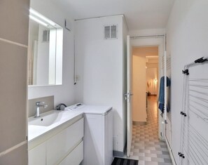 Bathroom - Vrbo Property (Simiane-Collongue)