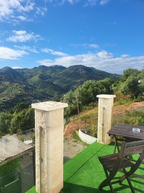 Outdoor dining - Room 'Amitabha' with Mountain View, Wi-Fi and Air Conditioning (Romo Cuevas)