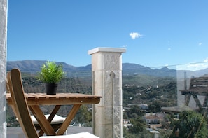 Outdoor dining - Jingtu Wellness & Spa Guanyin (Romo Cuevas)