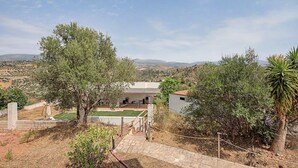 A residential property with a patio, a view of the countryside, and a solar panel roof. - Jingtu Wellness & Spa Vairochana (Romo Cuevas)