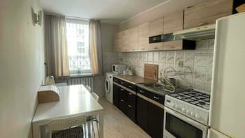 Großer Kühlschrank, Mikrowelle, Ofen, Herdplatte