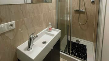 Haartrockner, Handtücher, Seife, Toilettenpapier