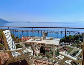 Outdoor dining - Hostdomus - Bay Apartment (Laigueglia)