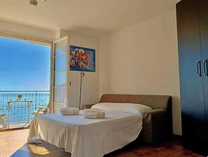 WiFi, bed sheets - Hostdomus - Bay Apartment (Laigueglia)