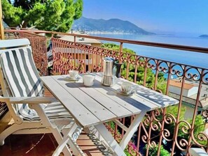 Outdoor dining - Hostdomus - Bay Apartment (Laigueglia)