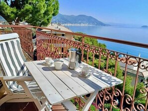 Outdoor dining - Hostdomus - Bay Apartment (Laigueglia)