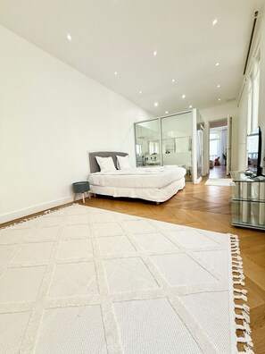 Room - Eiffel Tower • Champ de Mars • 3BR Luxury Apartment (Paris)