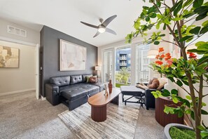 Smart TV, offices - Bright 2BR/2BA Tampa Haven: Productivity & Relaxation (Tampa)