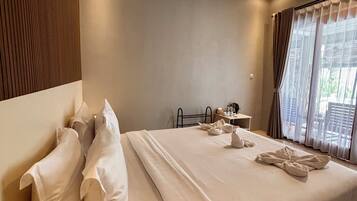 Chambre Double Deluxe, 1 trĂšs grand lit, non-fumeurs, vue jardin | Coffres-forts dans les chambres, bureau