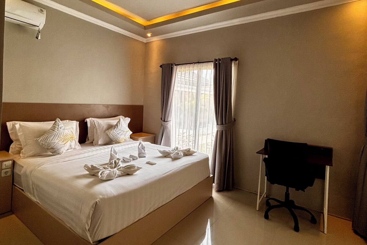 Standard Suite, Garden View | In-room safe, desk, laptop workspace, blackout drapes