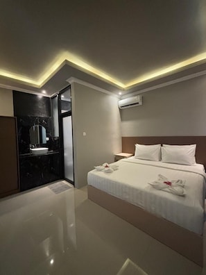 Una habitación de hotel moderna con cama, baño y pasillo.
