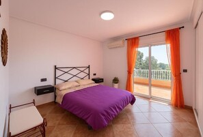 Tabla de planchar con plancha, wifi, ropa de cama