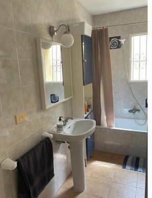 Hair dryer, towels, soap, toilet paper - Apartment with sea views in Cumbre del Sol (Cumbre del Sol)