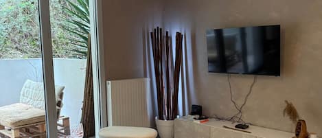 Bügeleisen/Bügelbrett, kostenloses WLAN, Bettwäsche