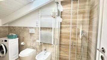 Ducha, secador de pelo y bidé