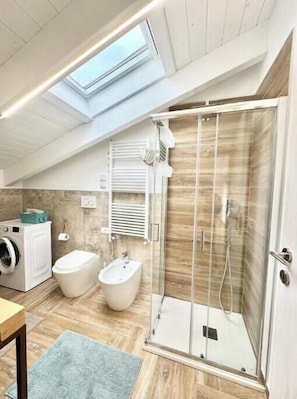 Shower, hair dryer, bidet - Hostdomus - Bellavista Suite (Pietra Ligure)