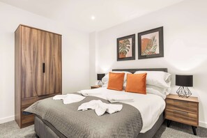 1 bedroom, desk, iron/ironing board, WiFi - Bright & Contemporary 1 Bed Apartment in Leeds (Leeds)
