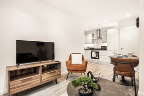 TV, offices - Bright & Contemporary 1 Bed Apartment in Leeds (Leeds)