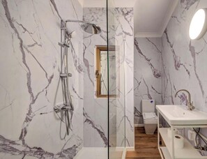 Hair dryer, towels - Modern St Paul`s Bay Stay with Pool | Sleeps 4 (San Pawl il-Baħar)