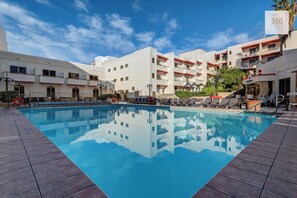 Pool - Modern St Paul`s Bay Stay with Pool | Sleeps 4 (San Pawl il-Baħar)
