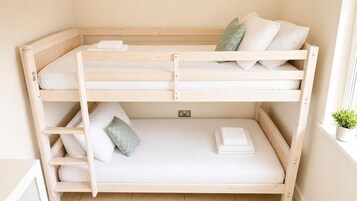 2 habitaciones, tabla de planchar con plancha y ropa de cama 