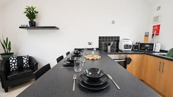 Microonde, forno, piano cottura, pentole/stoviglie/utensili