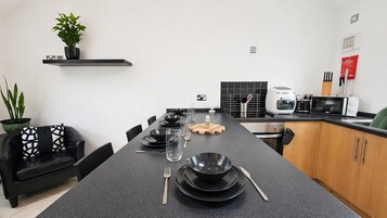 Microwave, oven, stovetop, cookware/dishes/utensils