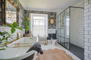 Maison (4 Bedrooms) | Salle de bain | Douche, serviettes fournies