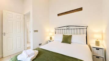 2 habitaciones, tabla de planchar con plancha y ropa de cama