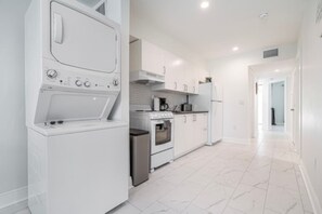 Private kitchen - Elegant 2 Bedroom with Free Parking & Ocean View (Fort Lauderdale)