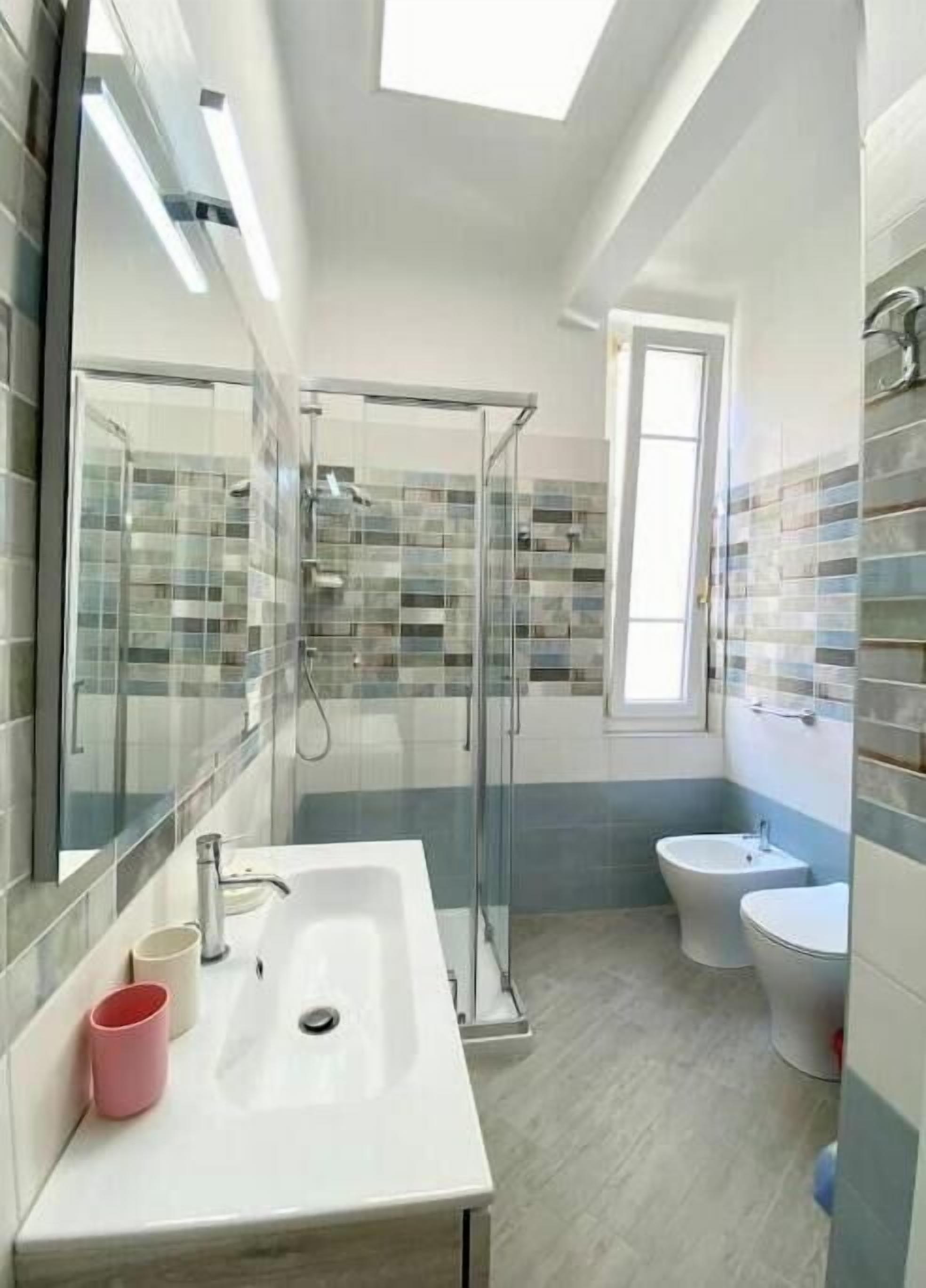 Doccia, asciugacapelli, bidet, asciugamani