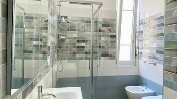 Doccia, asciugacapelli, bidet, asciugamani