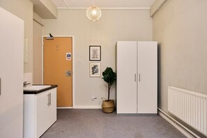 Interior - Top value double room near Buckingham Palace with desk and basin. (London)