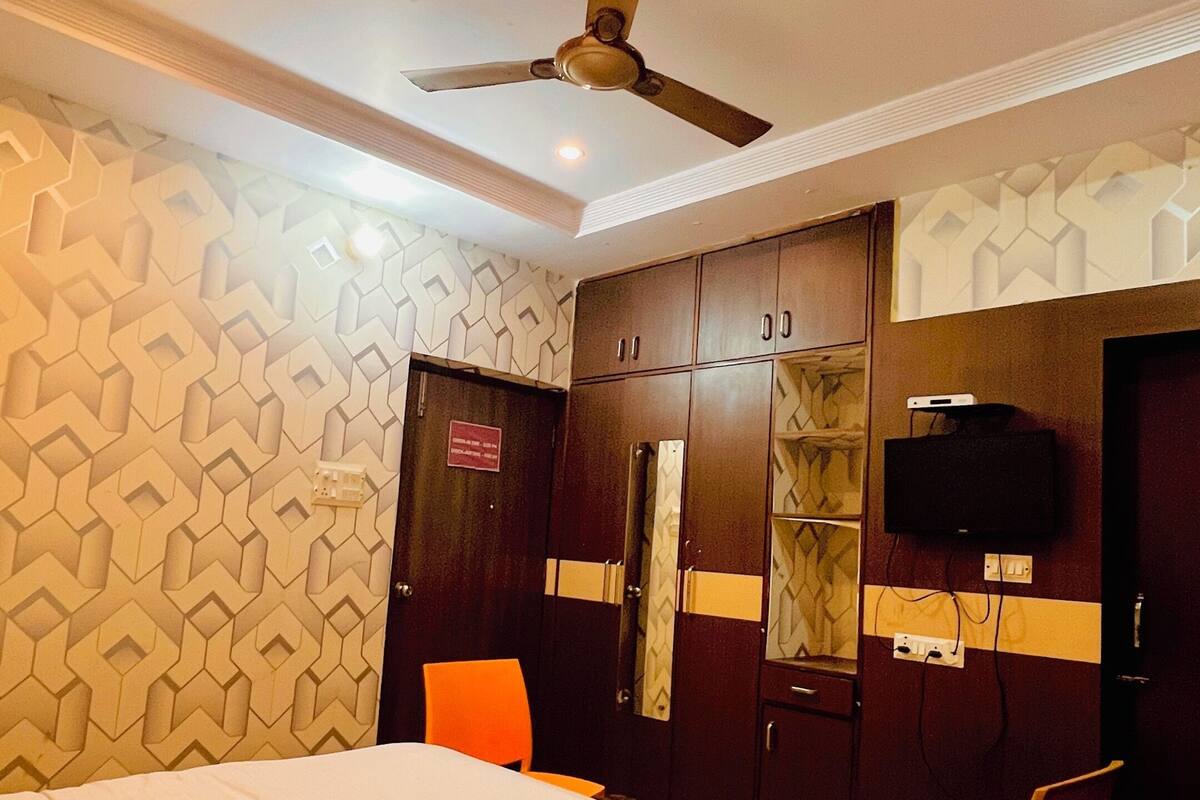 Deluxe Double Room, City View | Desk, laptop workspace, free WiFi