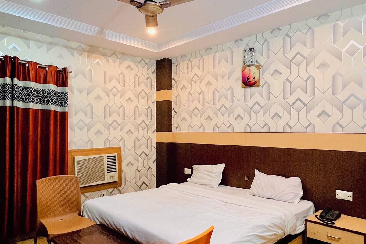 Luxury Triple Room | Desk, laptop workspace, free WiFi