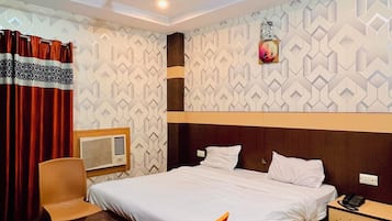 Luxury Triple Room | Desk, laptop workspace, free WiFi