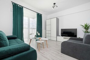 TV, offices - Modern Apartment with Parking | Close to the City Center (Łódź)