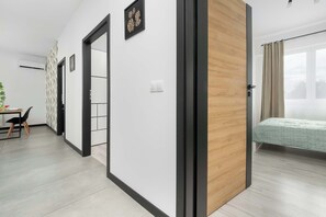 Desk, iron/ironing board, travel cot, WiFi - Modern Apartment with Parking | Close to the City Center (Łódź)