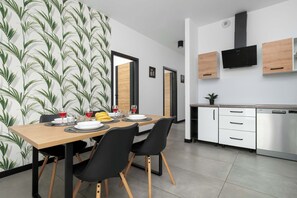 Dining - Modern Apartment with Parking | Close to the City Center (Łódź)