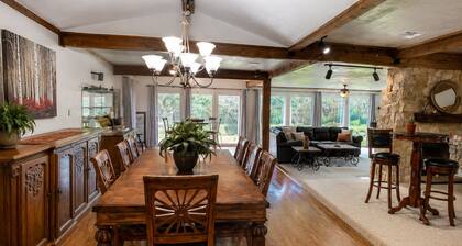 Spacious Kilgore Home • Sleeps 14 • Near Downtown • Gatherings Welcome