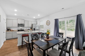Dining - Furnished Savannah Retreat | Gated Community | 30+ (Savannah)
